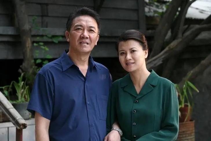 奇趣分分彩：刘晓庆私生活上热搜，公众为何对前辈艺人宽容？绯闻、“弃养”都不骂