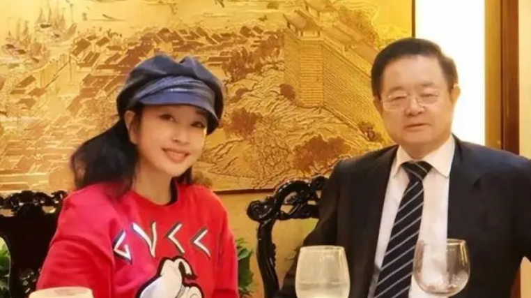 奇趣分分彩：刘晓庆私生活上热搜，公众为何对前辈艺人宽容？绯闻、“弃养”都不骂