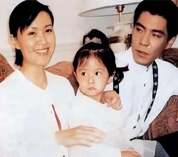 奇趣分分彩：刘晓庆私生活上热搜，公众为何对前辈艺人宽容？绯闻、“弃养”都不骂