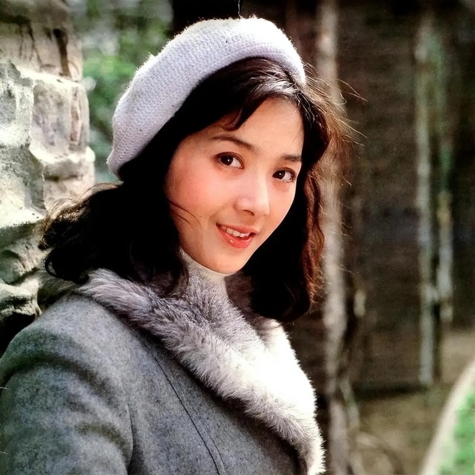 奇趣分分彩：刘晓庆私生活上热搜，公众为何对前辈艺人宽容？绯闻、“弃养”都不骂