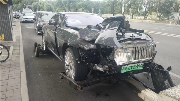 欧陆娱乐官方：租车行为了热度 回收陈震劳斯莱斯事故车后连开三天直播